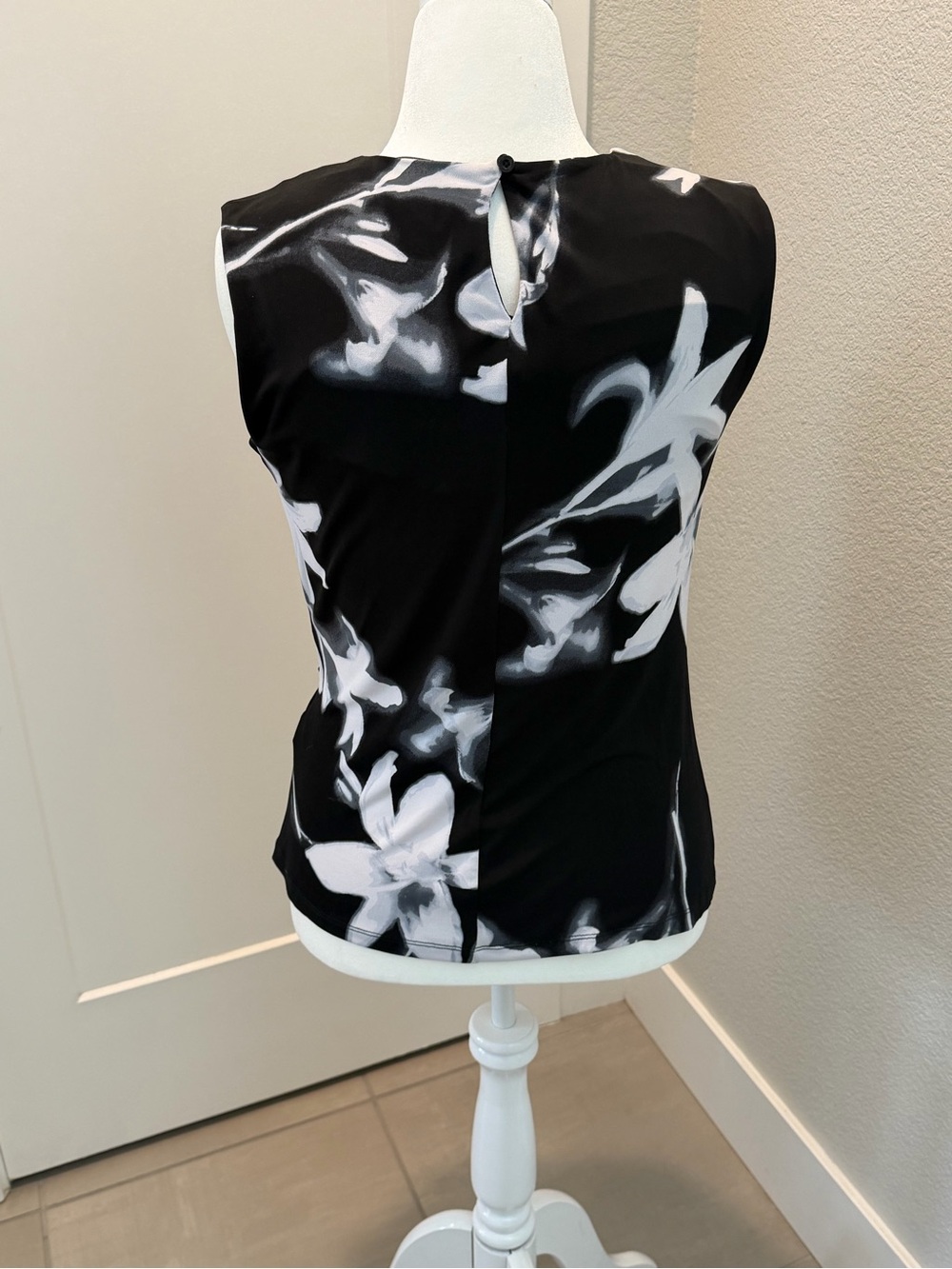 Calvin Klein Sleeveless Black & White Abstract Print Women's Top - Picture 5 of 5